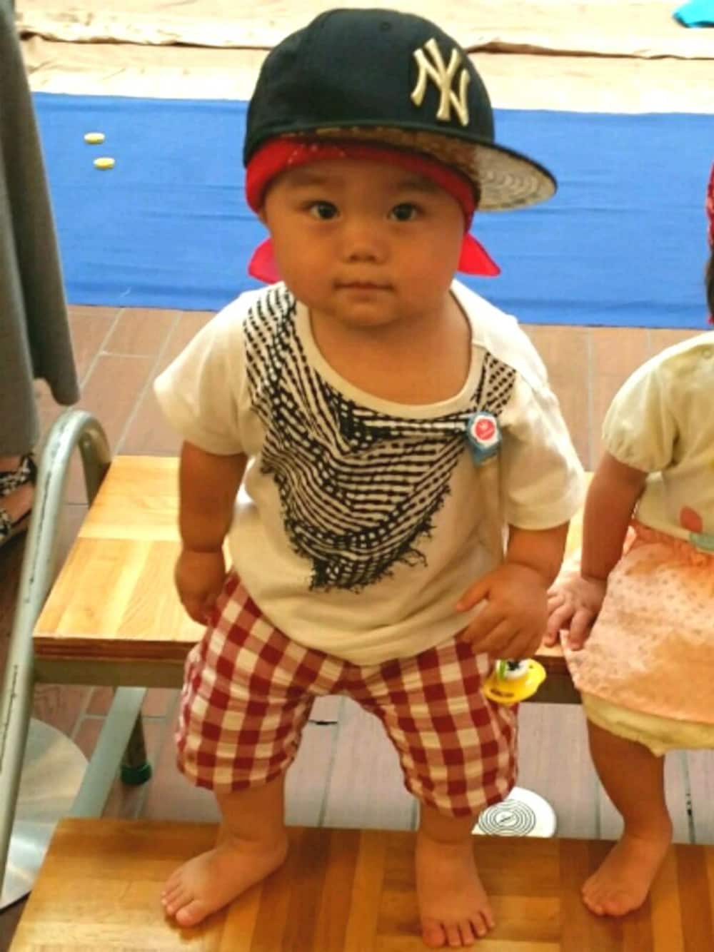 レッド系のその他パンツ、ホワイト系のTシャツ/カットソー、その他のその他を着用したキッズの秋コーディネートの1枚目の写真