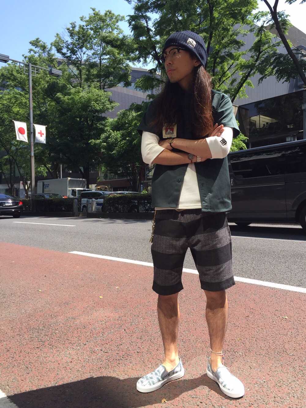 グリーン系のシャツ/ブラウス、ブラック系のその他パンツ、ホワイト系のTシャツ/カットソーを着用したメンズの春コーディネートの1枚目の写真