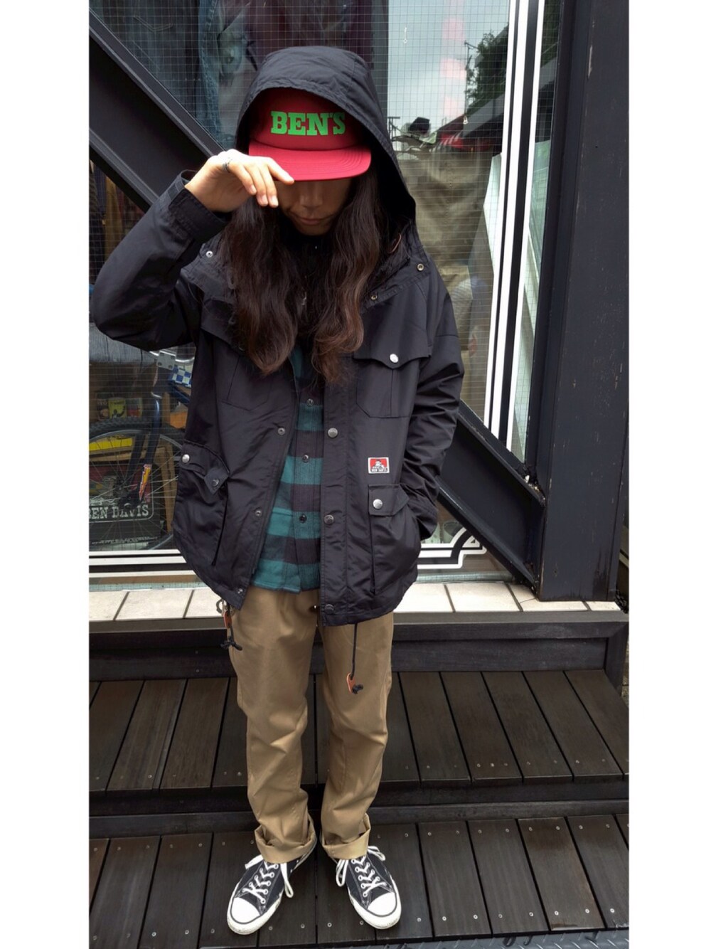 イエロー系のチノパンツ、ブラック系のスニーカー、グリーン系のシャツ/ブラウスを着用したメンズの秋コーディネートの1枚目の写真