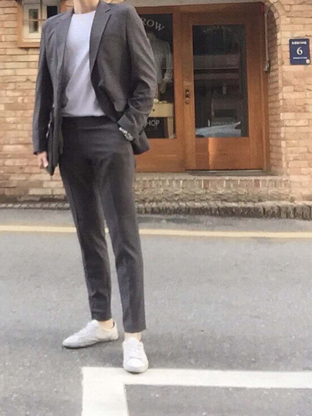 「daily look、ootd、fashion、street、STYLE、korea、Suit、outfit、men」｜「ANDERSSON BELLのアイテム（スーツジャケット、グレー系）」を使った、myeonghoo_さん（メンズ・185cm）の春コーディネートの1枚目の写真