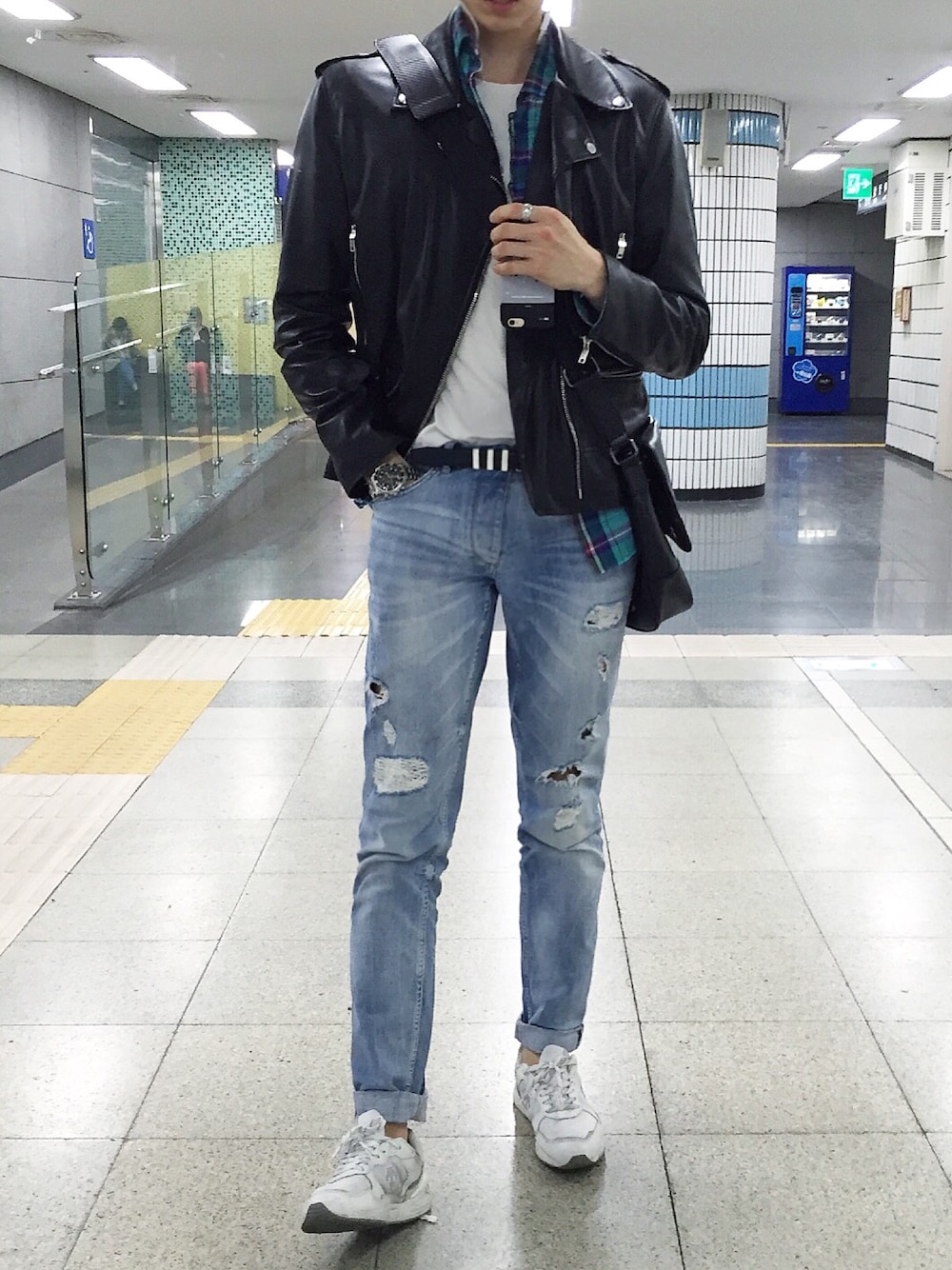 「daily look、ootd、fashion、street、STYLE、ZARA、ridersjacket、denim、korea、men」｜「ZARAのアイテム（ライダースジャケット、ブラック系）」を使った、myeonghoo_さん（メンズ・185cm）の春コーディネートの1枚目の写真