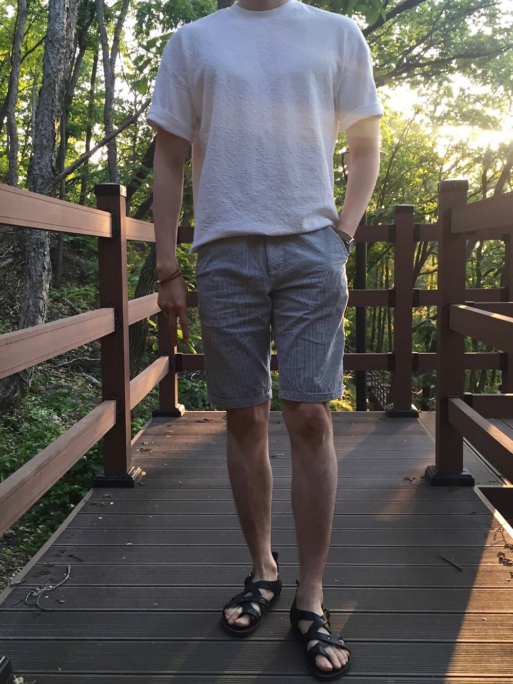 「daily look、ootd、fashion、street、STYLE、men、American Apparel、white、korea」｜「American Apparelのアイテム（Tシャツ/カットソー、ホワイト系）」を使った、myeonghoo_さん（メンズ・185cm）の春コーディネートの1枚目の写真