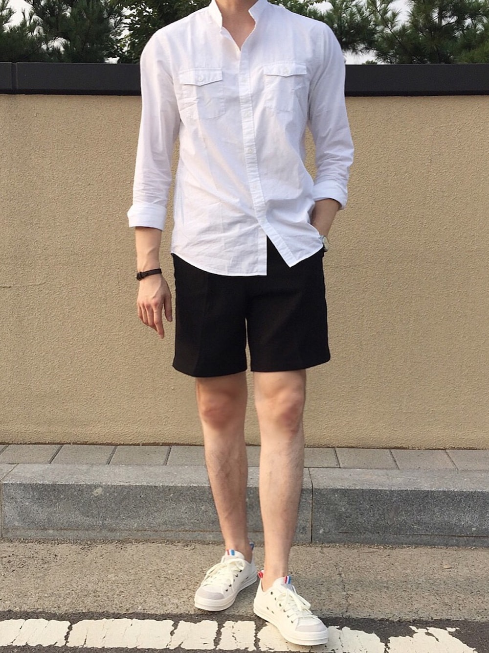 「daily look、korea、fashion、lookbook、street、STYLE、black and white、black、white、ootd」｜「top10のアイテム（シャツ/ブラウス、ホワイト系）」を使った、myeonghoo_さん（メンズ・185cm）の夏コーディネートの1枚目の写真