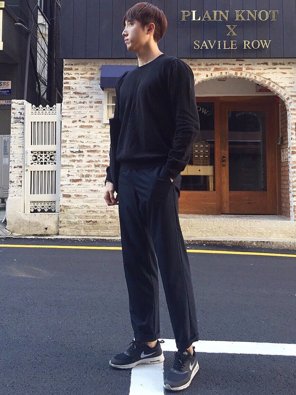「lookbook、daily look、ootd、ZARA、men、korea、fashion、street、STYLE、black」｜「ZARAのアイテム（ニット/セーター、ブラック系）」を使った、myeonghoo_さん（メンズ・185cm）の秋コーディネートの1枚目の写真