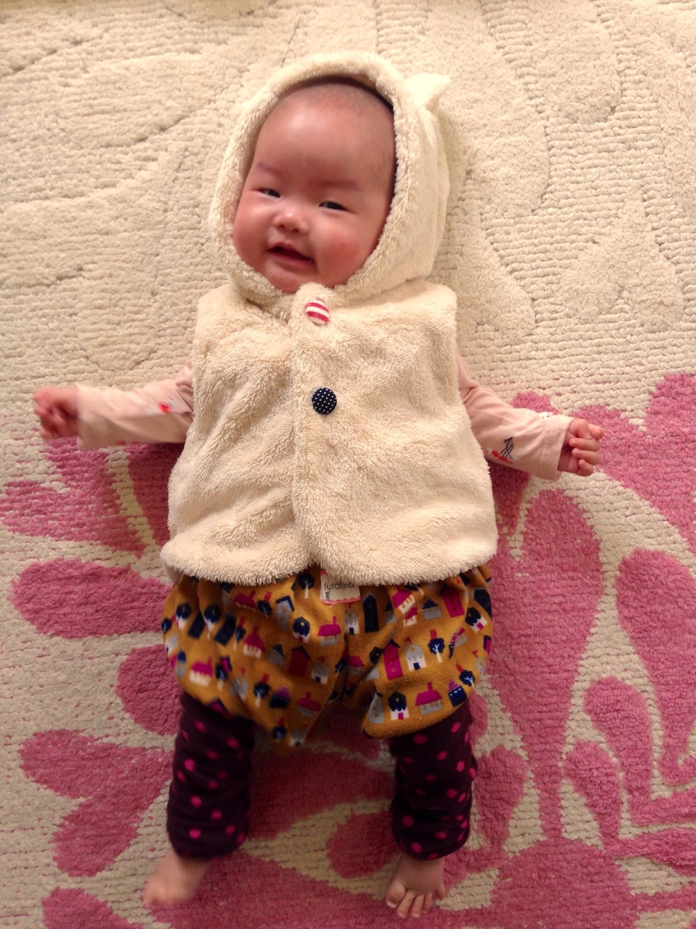 「もこもこ、くま」｜「babyGAPのアイテム（Tシャツ/カットソー、ピンク系）」を使った、ブンブンさん（キッズ・60cm）の秋コーディネートの1枚目の写真