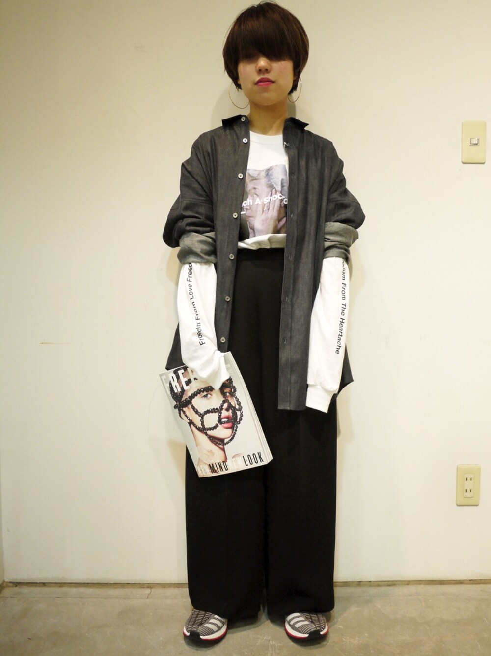 「春コーデ、ラクチンコーデ、ootd、黒、メンズライク、ワイドパンツ、JHON LAWLENCE SULLIVAN、DISCOVERED、MIDWEST」｜「DISCOVEREDのアイテム（トップス、ホワイト系）」を使った、ホリユキノさん（レディース・154cm）の春コーディネートの1枚目の写真
