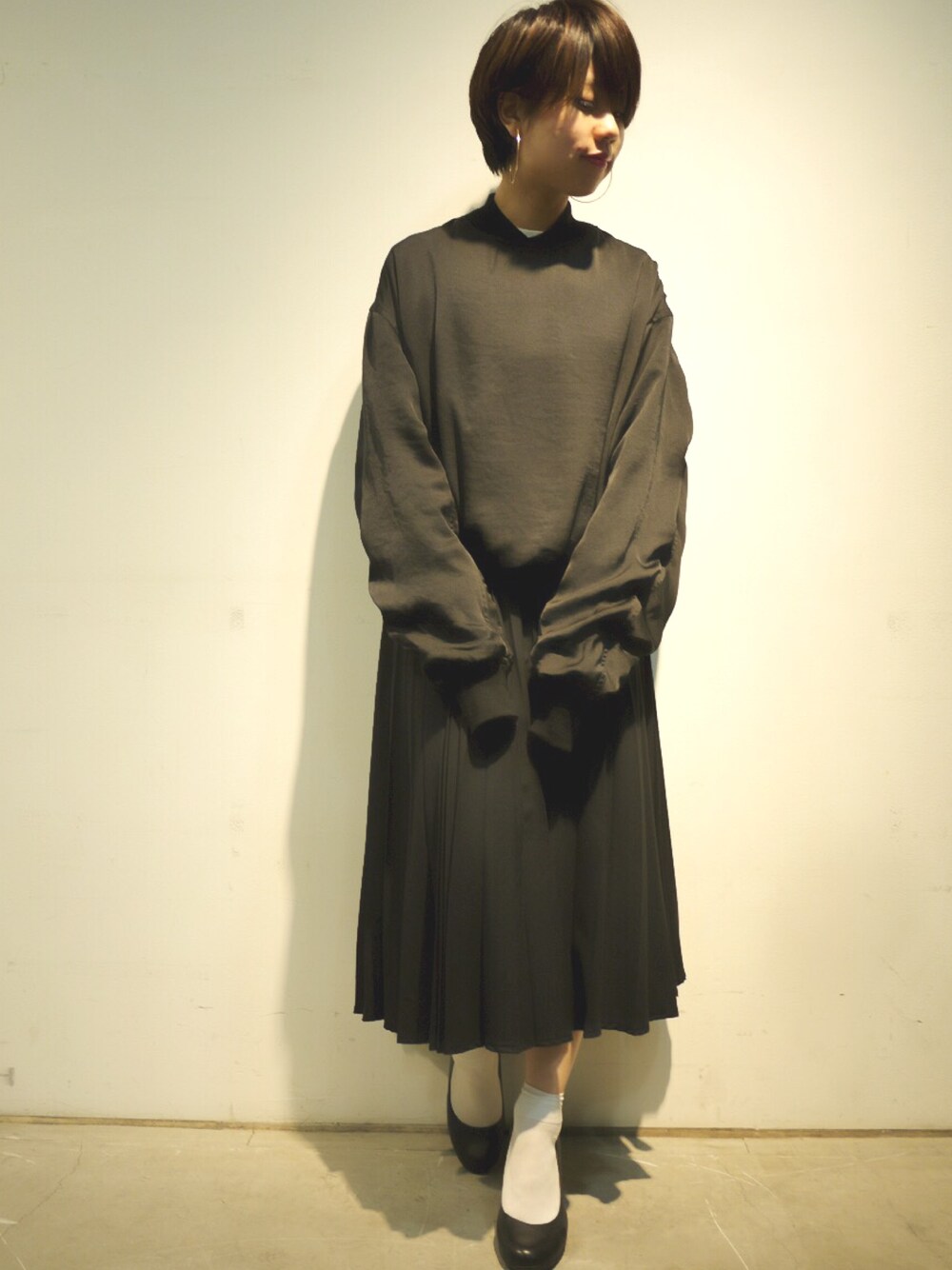 「パンプス、カジュアル、シンプル、プルオーバー、モノトーン、メンズライク、プリーツスカート、HAIDER ACKERMANN、 ラフ、オトナカジュアル」｜「HAIDER ACKERMANNのHAIDER ACKERMANN スリーブ刺繍スウェット（スウェット、ブラック系）」を使った、ホリユキノさん（レディース・154cm）の春コーディネートの1枚目の写真