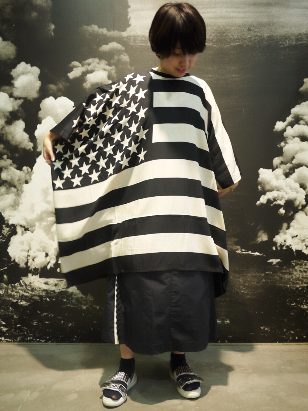 「春コーデ、大人カジュアル、シンプルコーデ、ボーダートップス、Tシャツ、DISCOVERED、MIDWEST」｜「DISCOVEREDの■別注■ DISCOVERED フラッグポンチョ（Tシャツ/カットソー、ブラック系）」を使った、ホリユキノさん（レディース・154cm）の春コーディネートの1枚目の写真