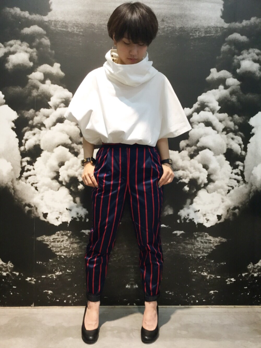 「カジュアル、休日スタイル、パンツスタイル、白、LAD MUSICIAN、メンズライク、mame」｜「LAD MUSICIANのLAD MUSICIAN ハイネックトップス（トップス、ホワイト系）」を使った、ホリユキノさん（レディース・154cm）の春コーディネートの1枚目の写真