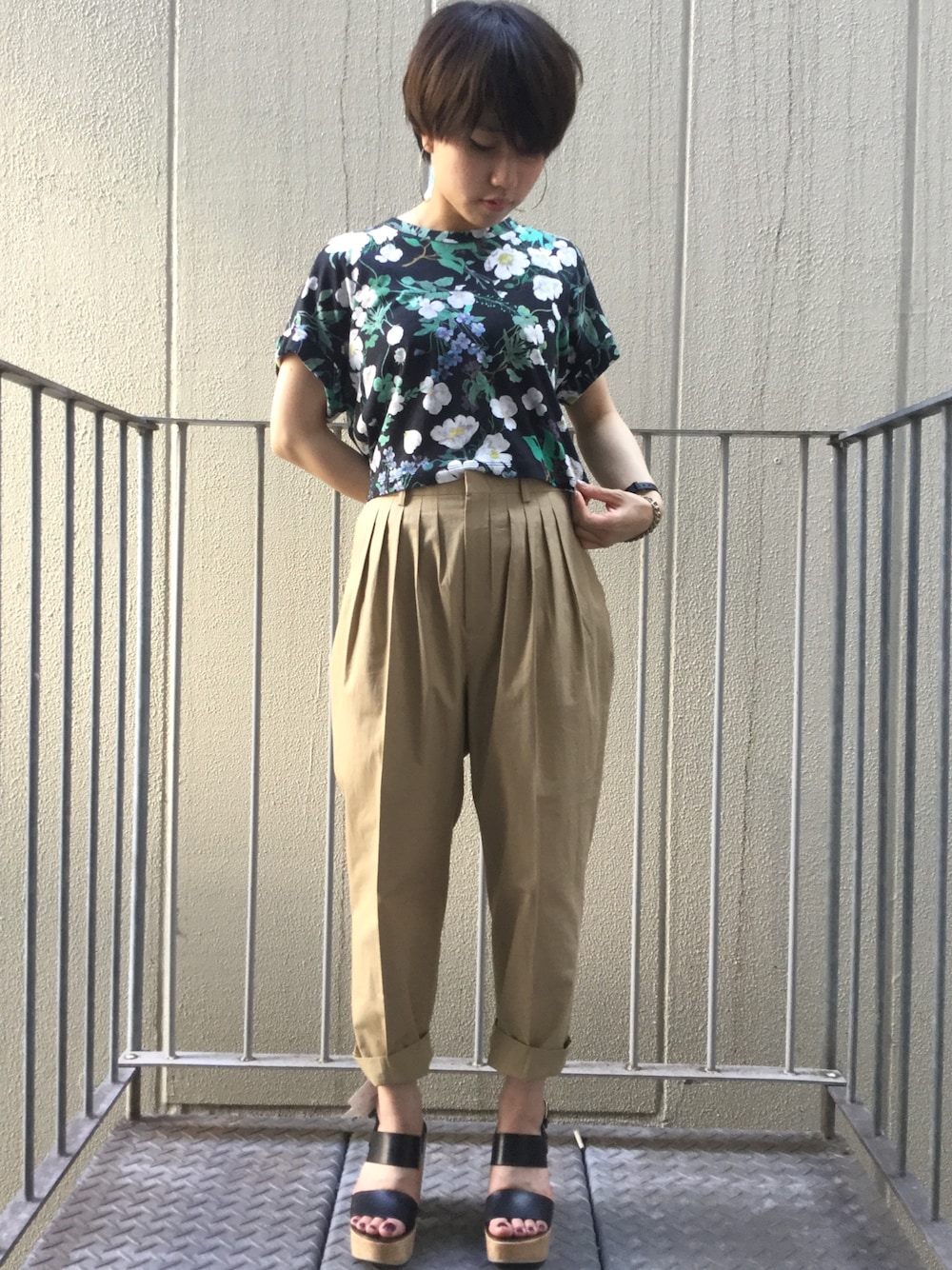 「夏コーデ、ラクチンコーデ、大人カジュアル、休日スタイル、サンダル、ブラック、ベージュ、mame、LAD MUSICIAN、タックパンツ」｜「mameのmame フラワープリントTシャツ（Tシャツ/カットソー、ブラック系）」を使った、ホリユキノさん（レディース・154cm）の春コーディネートの1枚目の写真