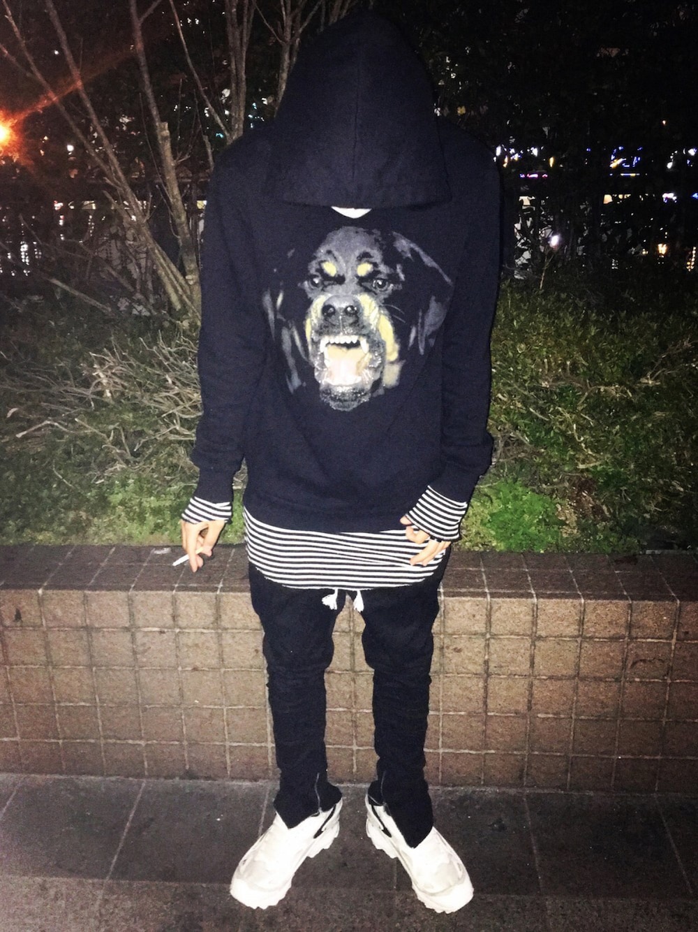 「GIVENCHY、RAF SIMONS、H&M、ロング丈、レイヤードスタイル、スニーカー、ストリート、パーカー」｜「GIVENCHYのアイテム（パーカー、ブラック系）」を使った、yuto uedaさん（メンズ・175cm）の春コーディネートの1枚目の写真