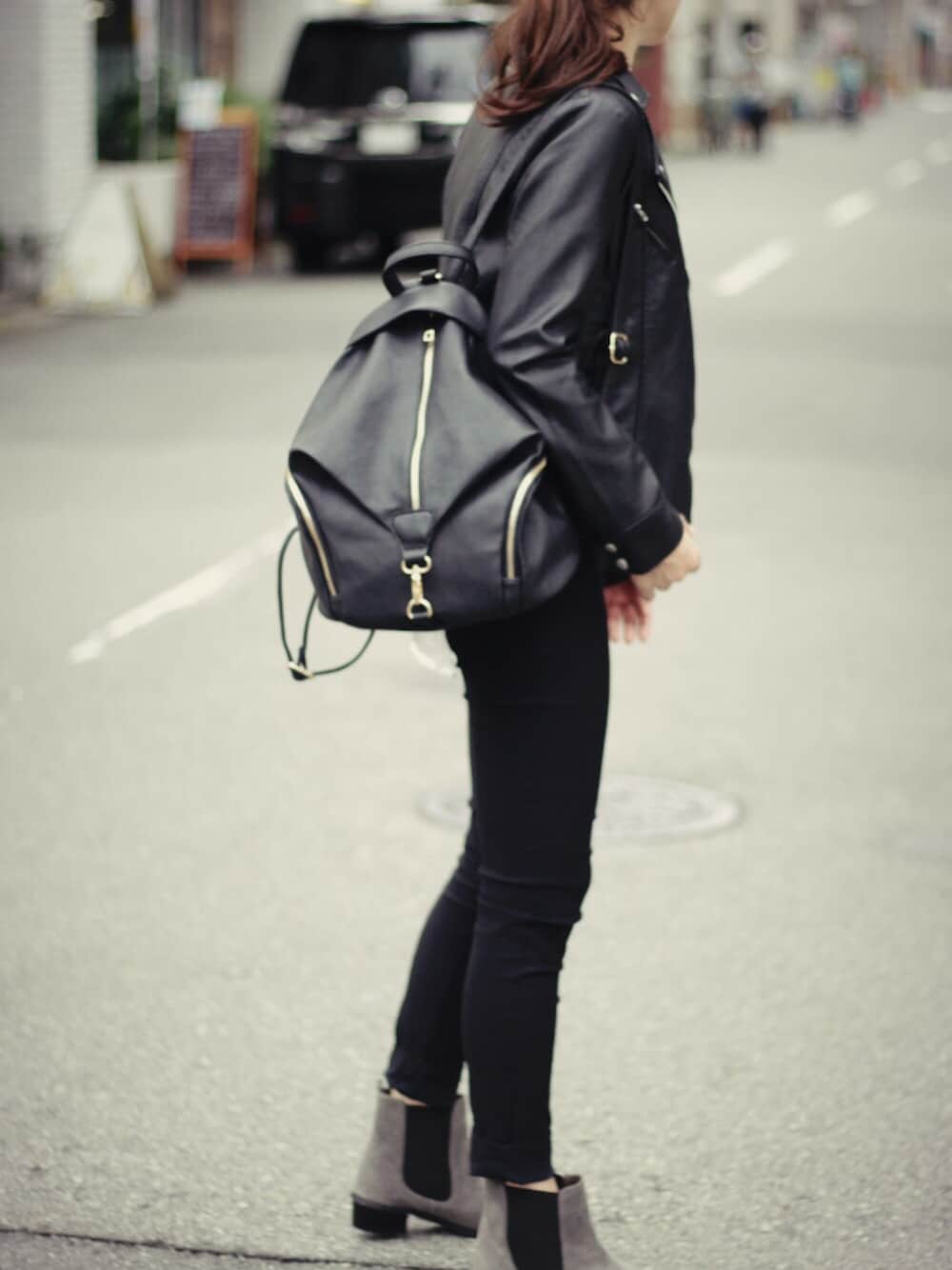 ブラック系のライダースジャケット、ブラック系のバックパック/リュック、ブラック系のその他パンツを着用したレディースの秋コーディネートの1枚目の写真