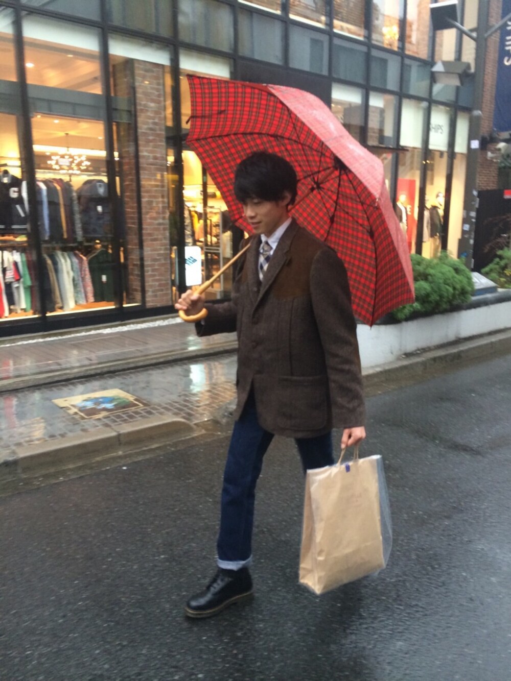 「Dr.Martens、傘、裏原、雨の日コーデ、エディーバウアー、ハリスツイード」｜「Dr. Martensのアイテム（ブーツ、ブラック系）」を使った、Teraさん（メンズ・171cm）の冬コーディネートの1枚目の写真