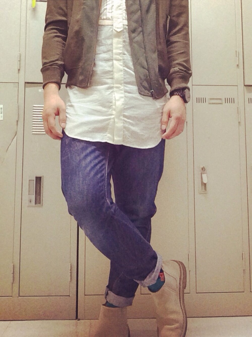 その他のデニムパンツを着用したメンズの春コーディネートの1枚目の写真