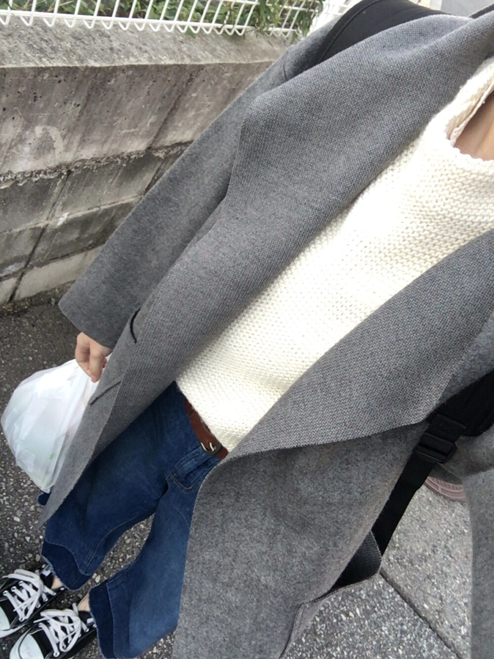 グレー系のジャケット/アウター、ホワイト系のトップス、ホワイト系のトップスを着用したレディースの秋コーディネートの1枚目の写真