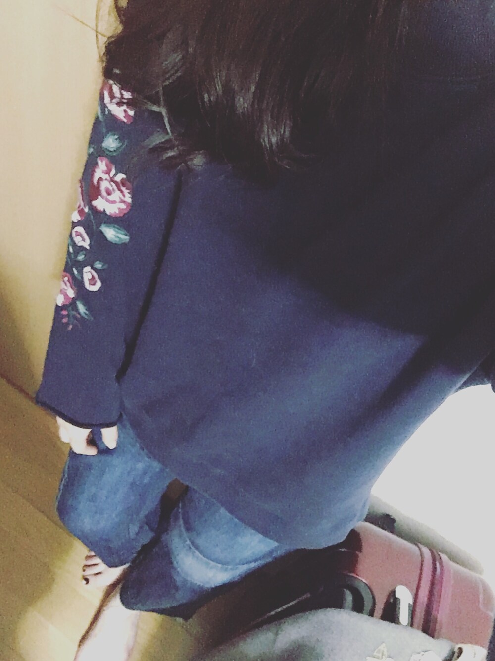 ブラック系のトップス、レッド系のパンツ、ホワイト系のトップスを着用したレディースの冬コーディネートの1枚目の写真