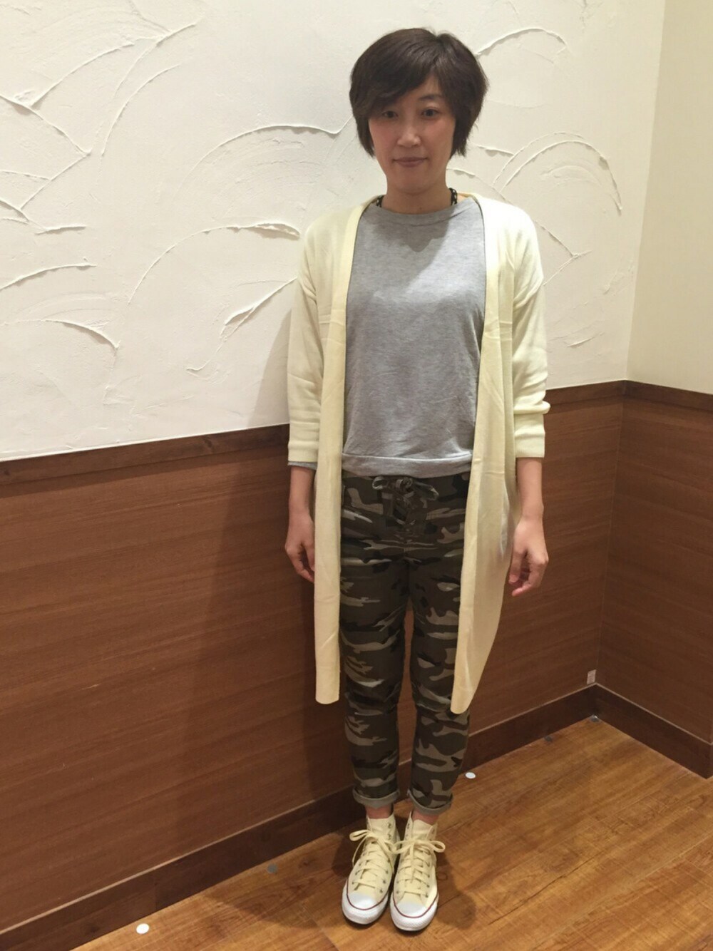 イエロー系のカーディガン/ボレロ、グレー系のスウェット、グリーン系のその他パンツを着用したレディースの春コーディネートの1枚目の写真