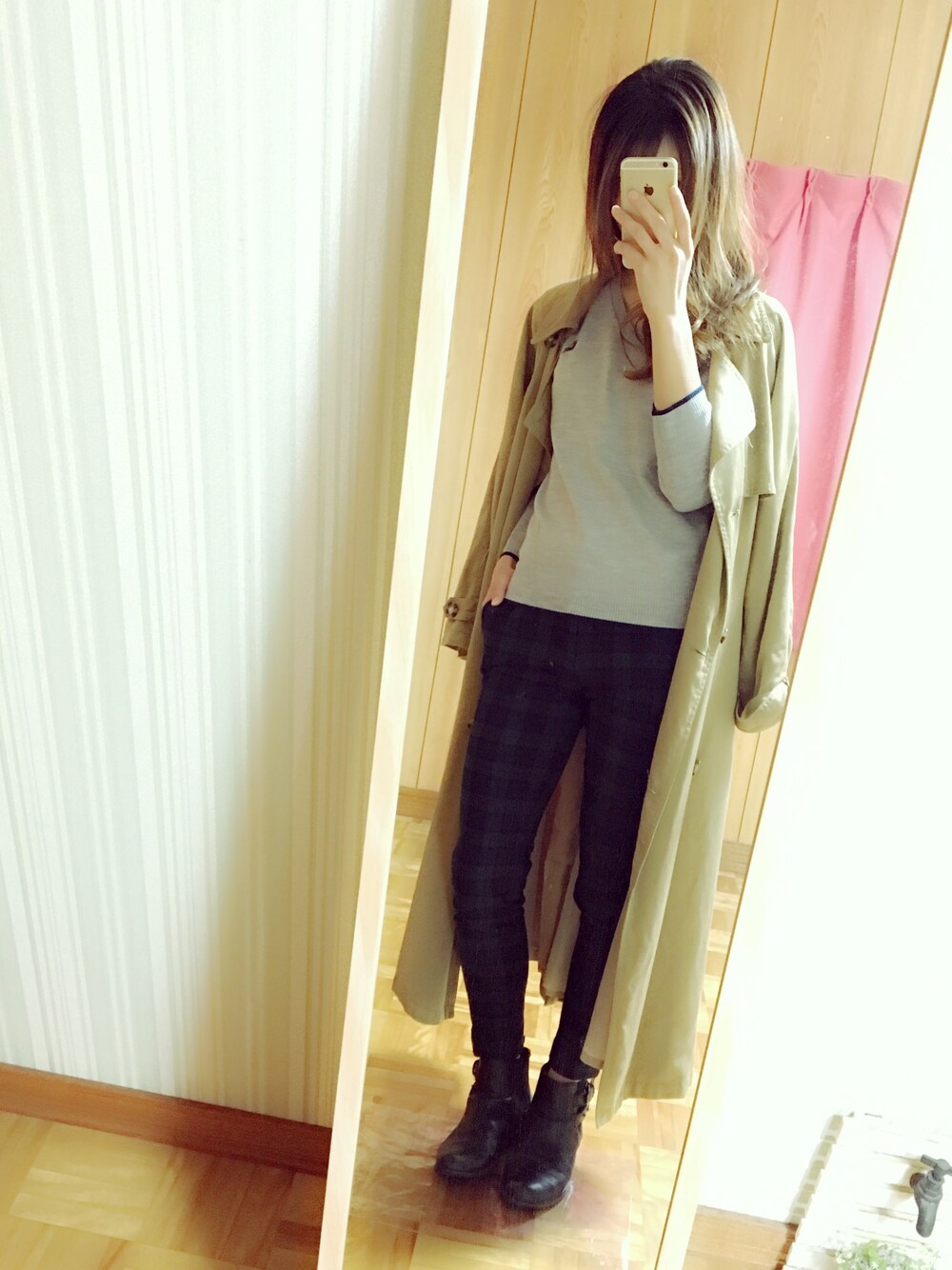 グレー系のニット/セーター、グリーン系のその他パンツ、ベージュ系のトレンチコートを着用したレディースの秋コーディネートの1枚目の写真