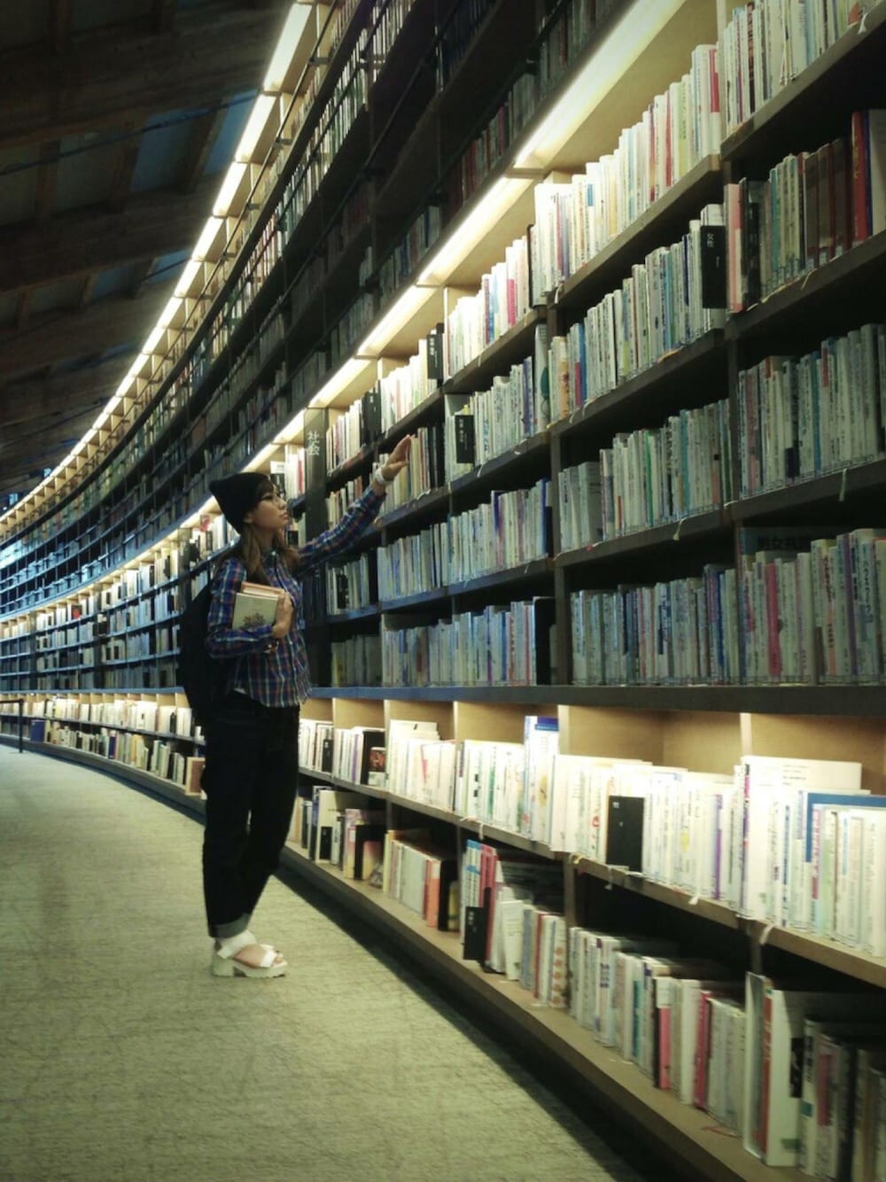 「休日スタイル、ニット帽、サンダル、デニム、マドラスチェック、図書館、本を片手に、メガネ女子、お勉強」｜「LEPSIMのテープアツゾコサンダル　547107（サンダル、ホワイト系）」を使った、myさん（レディース・156cm）の夏コーディネートの1枚目の写真