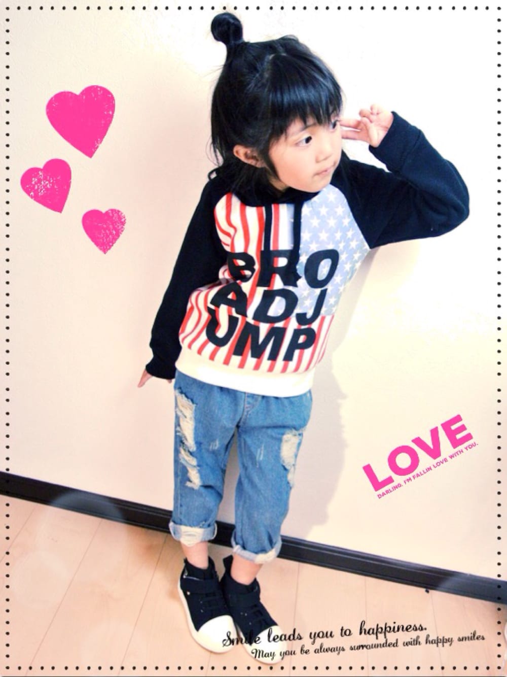 ブラック系のパーカー、ブルー系のデニムパンツを着用したキッズの冬コーディネートの1枚目の写真