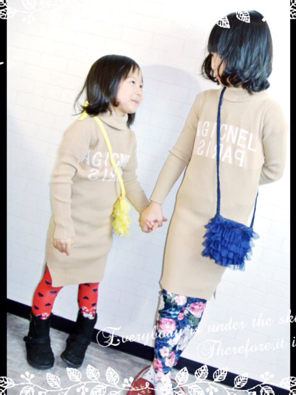 ベージュ系のワンピースを着用したキッズの春コーディネートの1枚目の写真