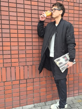 「アイテム（クラッチバッグ）」を使った、山本晃大さん（メンズ・175cm）の春コーディネート