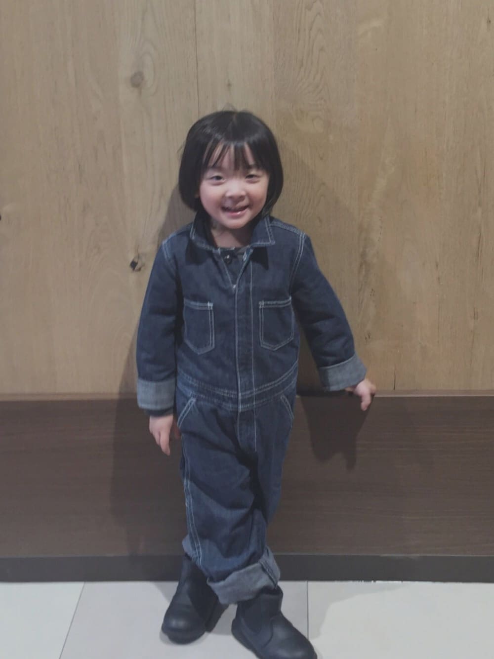 「キッズコーデ、kids、つなぎ、オールインワン、エドウィン、EDWIN、bobochoses、ボボショセス、バースデイ、サイドゴアブーツ」｜「EDWINのアイテム（つなぎ/オールインワン、ブルー系）」を使った、nayuさん（キッズ・110cm）の春コーディネートの1枚目の写真