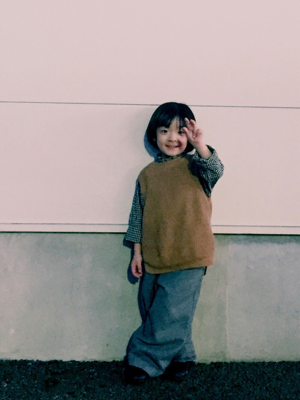 「kids、キッズコーデ、petit main、コムサ、GLOBAL WORK、used、ベスト、ワイドパンツ、ギンガムチェック、URBAN RESEARCH DOORS」｜「COMME CA ISMのアイテム（シャツ/ブラウス、ブラック系）」を使った、nayuさん（キッズ・110cm）の春コーディネートの1枚目の写真