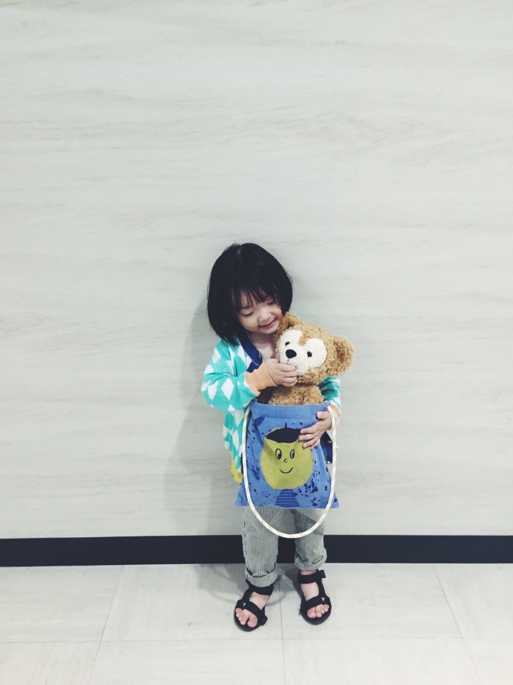「キッズコーデ、kids、bobochoses、韓国子供服、カーディガン、ショルダーバッグ、男の子、バースデイ、birthday、BOBO CHOSES」｜「BOBO CHOSESのアイテム（ショルダーバッグ、ブルー系）」を使った、nayuさん（キッズ・110cm）の春コーディネートの1枚目の写真
