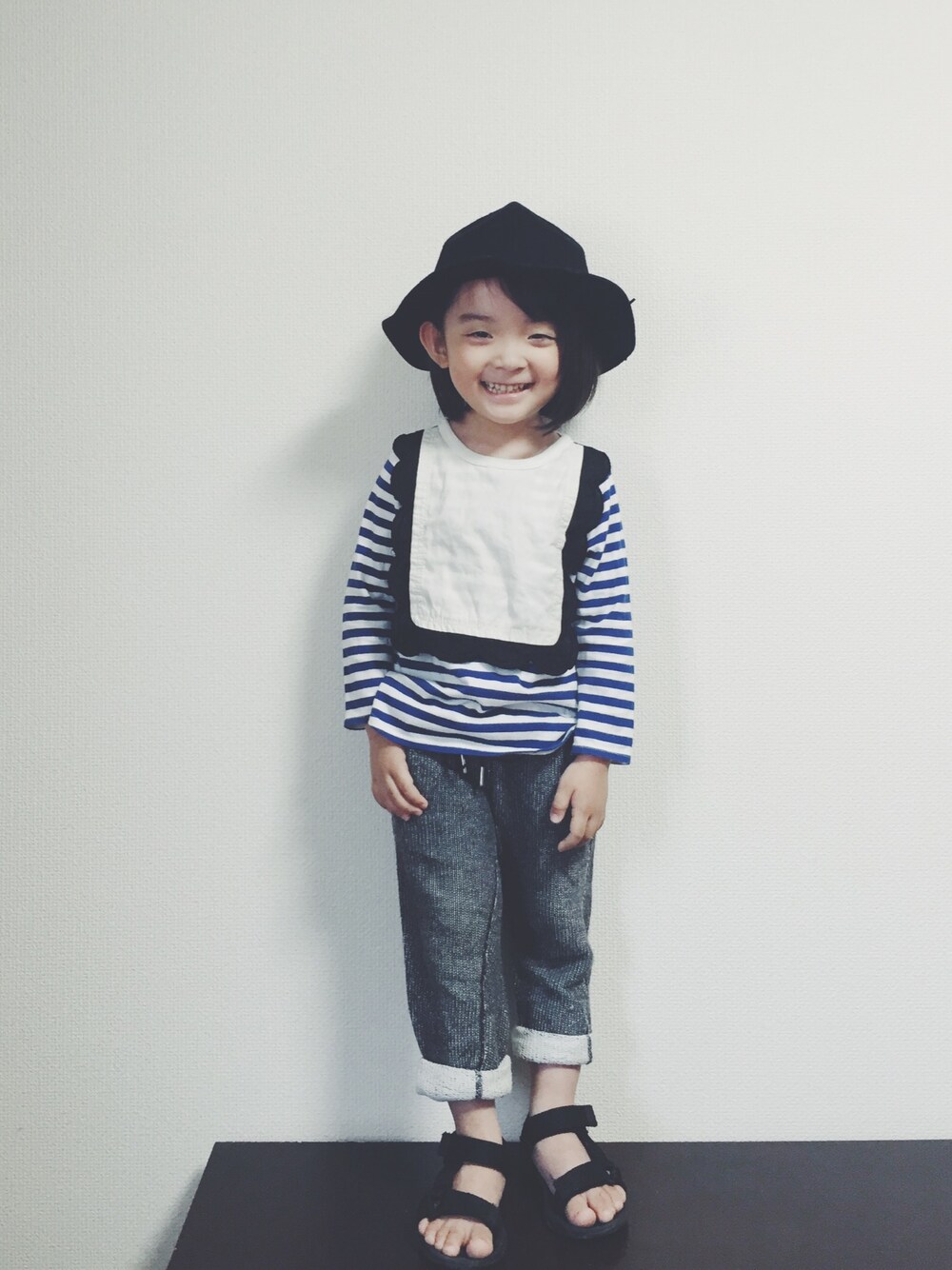 「ドラフトCO、カムチャットアンドクロゼット(COMECHATTO&CLOSET)、COMECHATTO&CLOSET(COMECHATTO&CLOSET)、GLOBAL WORK、kids、キッズコーデ、ボーダー、スウェットパンツ、サンダル、男の子」｜「koreaのアイテム（ハット、ブラック系）」を使った、nayuさん（キッズ・110cm）の夏コーディネートの1枚目の写真