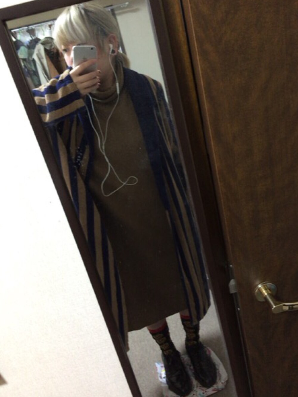 ベージュ系のニット/セーター、その他のジャケット/アウター、ブラック系のシューズを着用したレディースの秋コーディネートの1枚目の写真