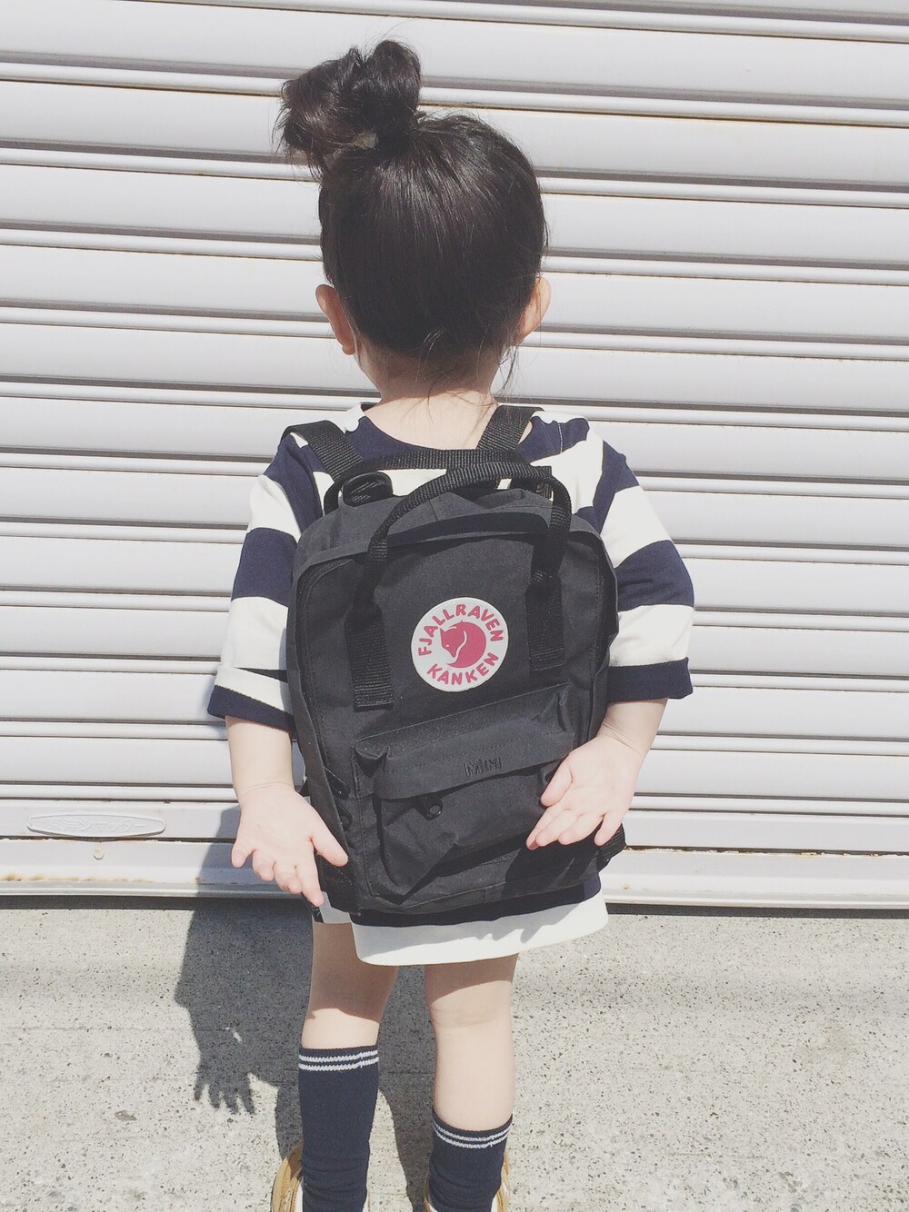 ブラック系のバックパック/リュックを着用したキッズの春コーディネートの1枚目の写真