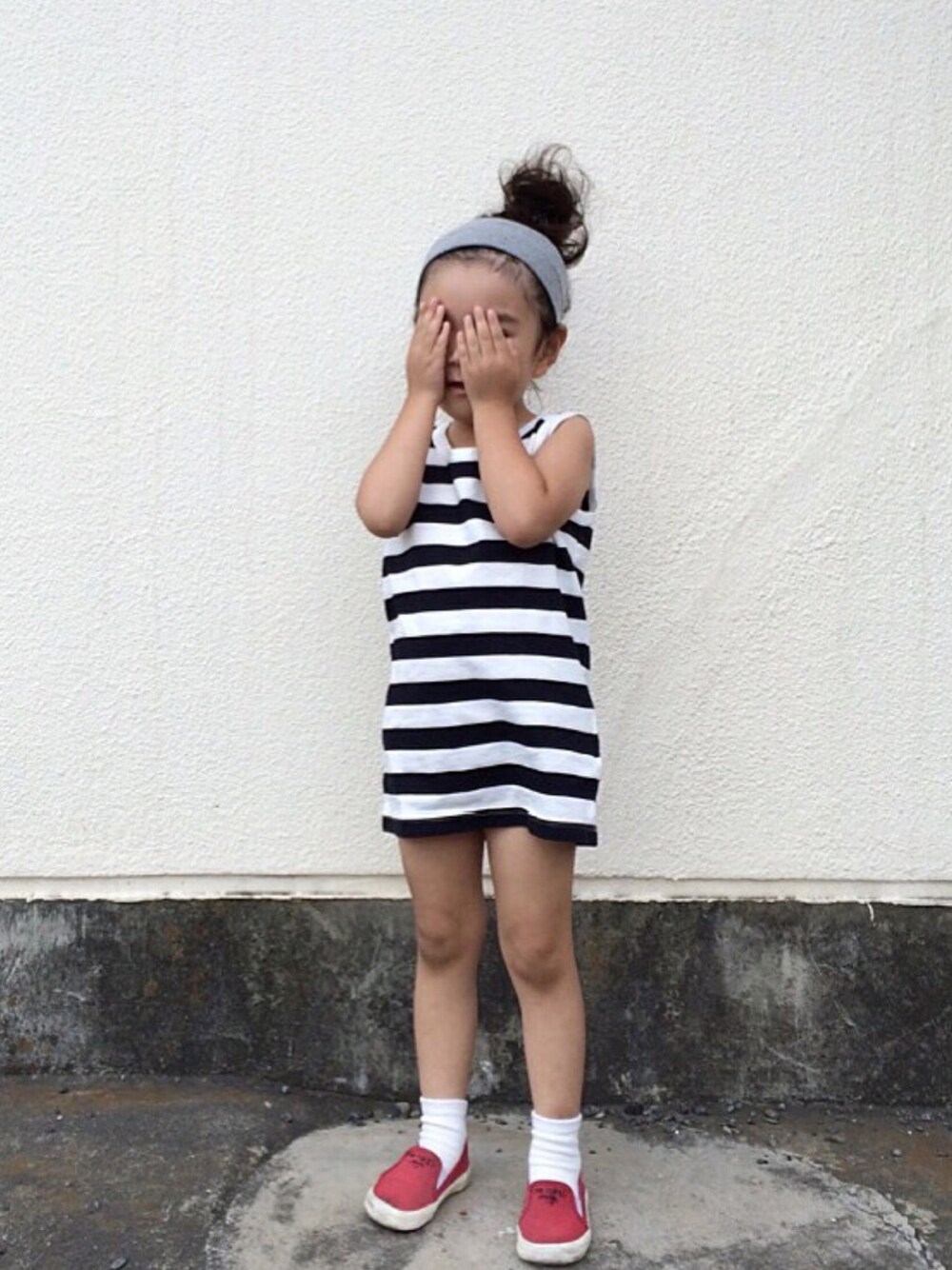 「ボーダー、ワンピース、サイズ感、ミニスカート、ミニワンピ、ノースリーブ、kids」｜「無印良品のアイテム（Tシャツ/カットソー、ホワイト系）」を使った、memeさん（キッズ・100cm）の夏コーディネートの1枚目の写真