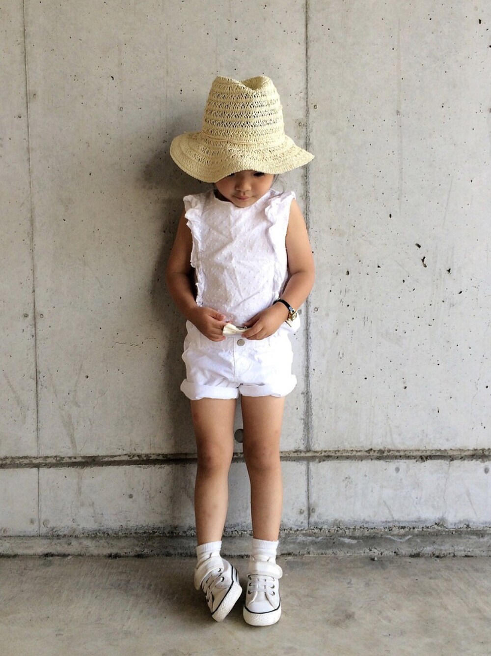 「ホワイト、ホワイトパンツ、ホワイトコーデ、kids、キッズコーデ、キッズ」｜「GAPのアイテム（シャツ/ブラウス、ホワイト系）」を使った、memeさん（キッズ・100cm）の夏コーディネートの1枚目の写真