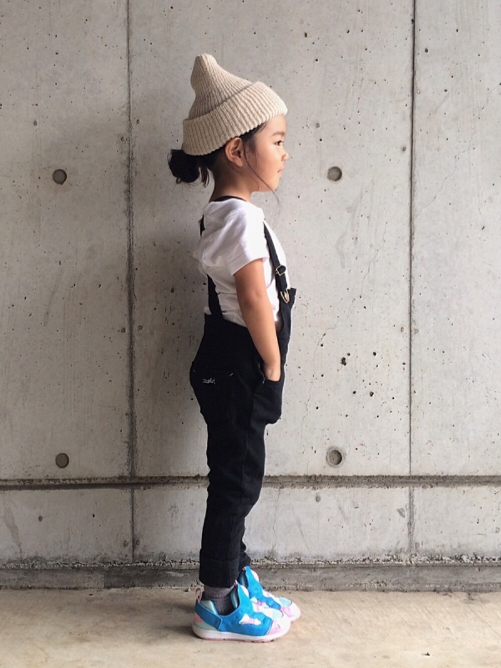 「kids、女の子、ニット帽、ニットキャップ、ポンプフューリー、リーボック(Reebok)、スニーカー、4歳」｜「COMECHATTO&CLOSETのARTEX WATCH CAP（ニットキャップ/ビーニー、ホワイト系）」を使った、memeさん（キッズ・100cm）の秋コーディネートの1枚目の写真