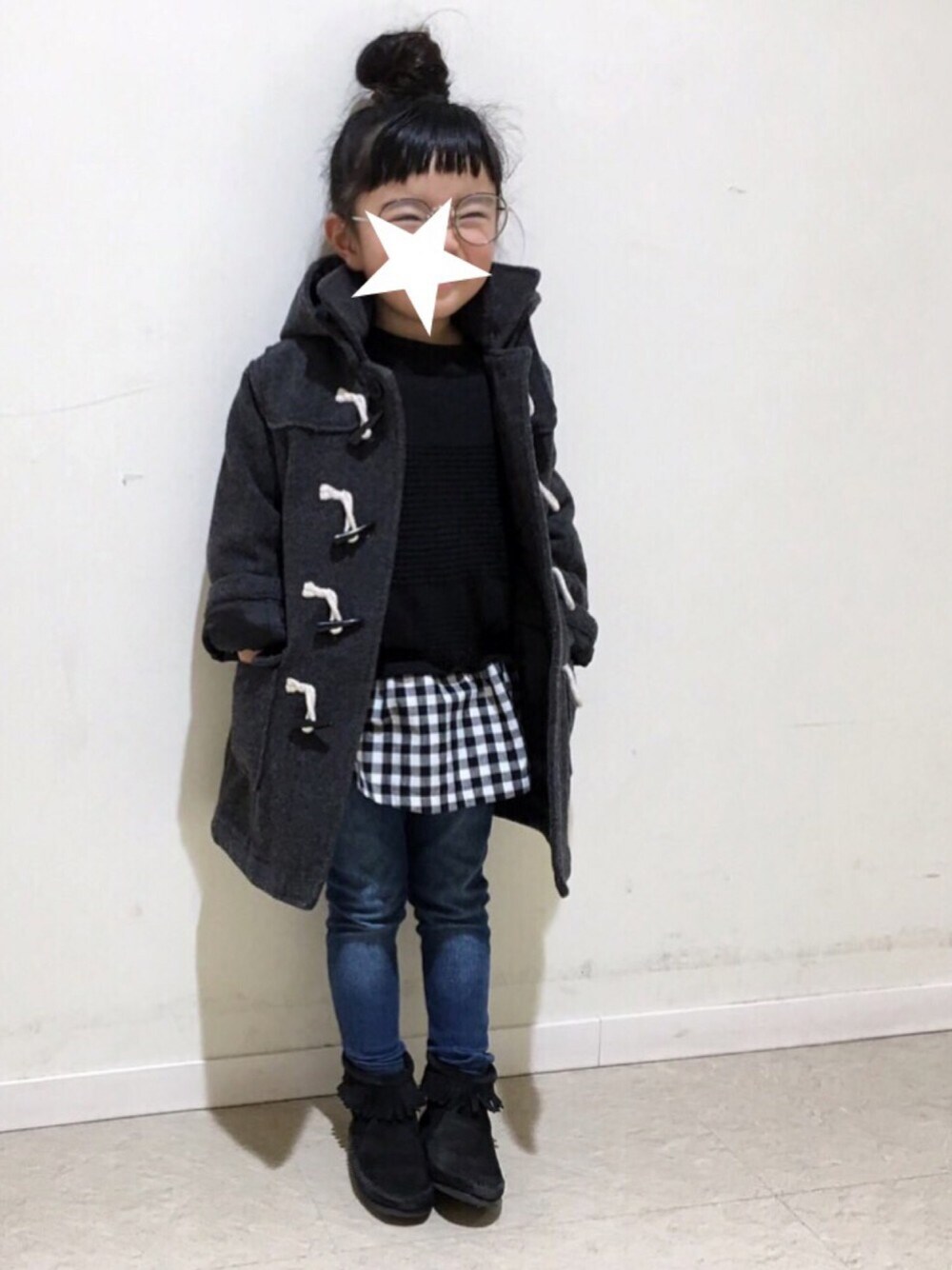 「kids、ダッフルコート、ミネトンカ、女の子、5歳、女の子コーデ、めがね」｜「無印良品のアイテム（ダッフルコート、グレー系）」を使った、memeさん（キッズ・100cm）の冬コーディネートの1枚目の写真