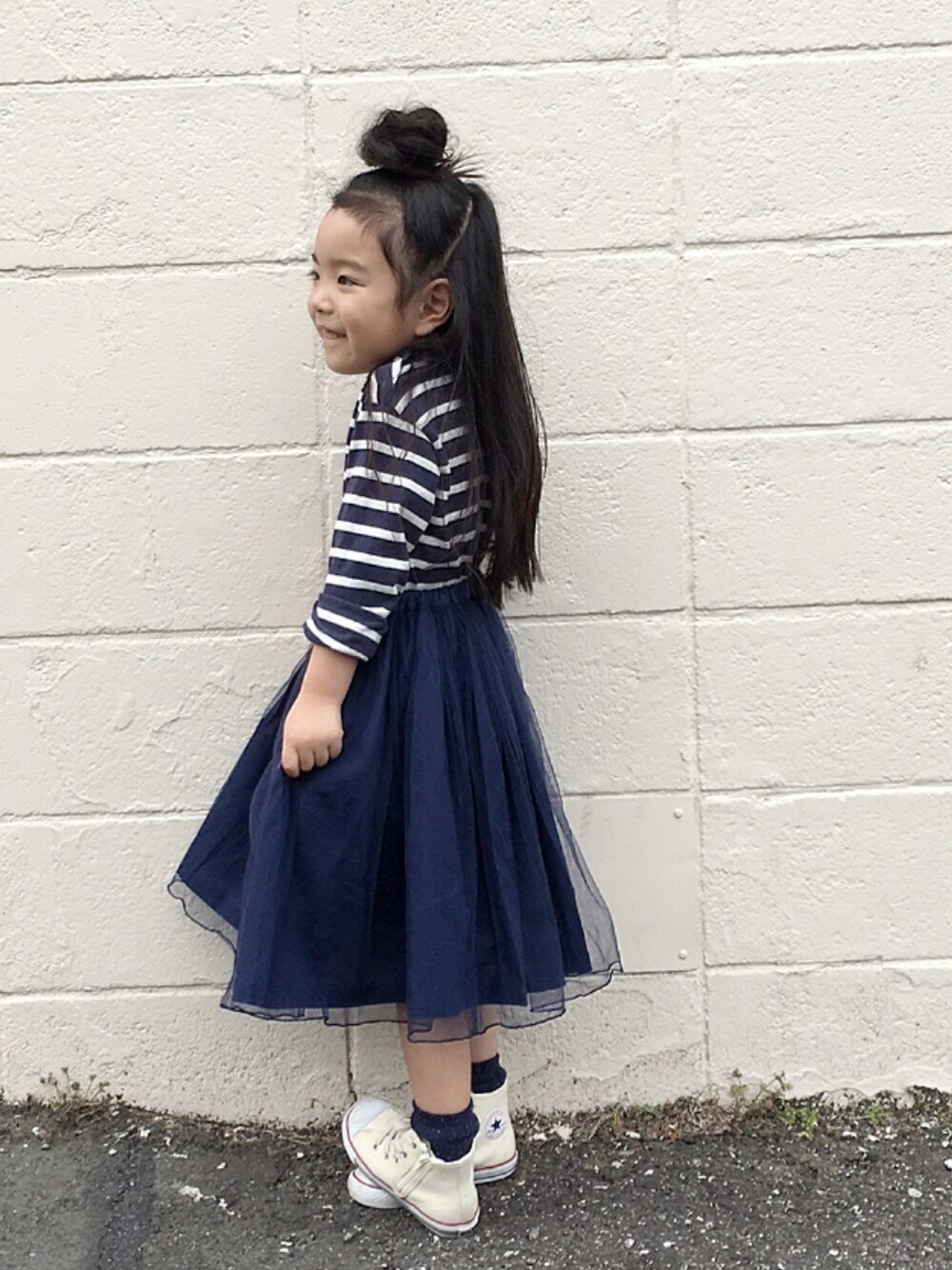「チュールスカート、スカート、おんなのこ、kids、ネイビー、コンバース、スニーカー」｜「VENCEEXCHANGEのボートネックボーダーT                （Tシャツ/カットソー、ホワイト系）」を使った、memeさん（キッズ・100cm）の春コーディネートの1枚目の写真