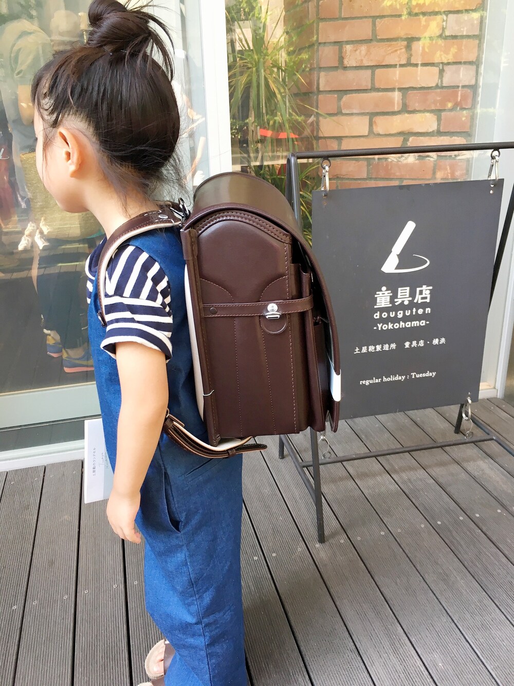 「ランドセル、土屋鞄、女の子、サロペット、5歳、kids、ブラウン、デニム、ワイドパンツ、ビルケンシュトック」｜「土屋鞄のアイテム（バッグ、ブラウン系）」を使った、memeさん（キッズ・100cm）の夏コーディネートの1枚目の写真