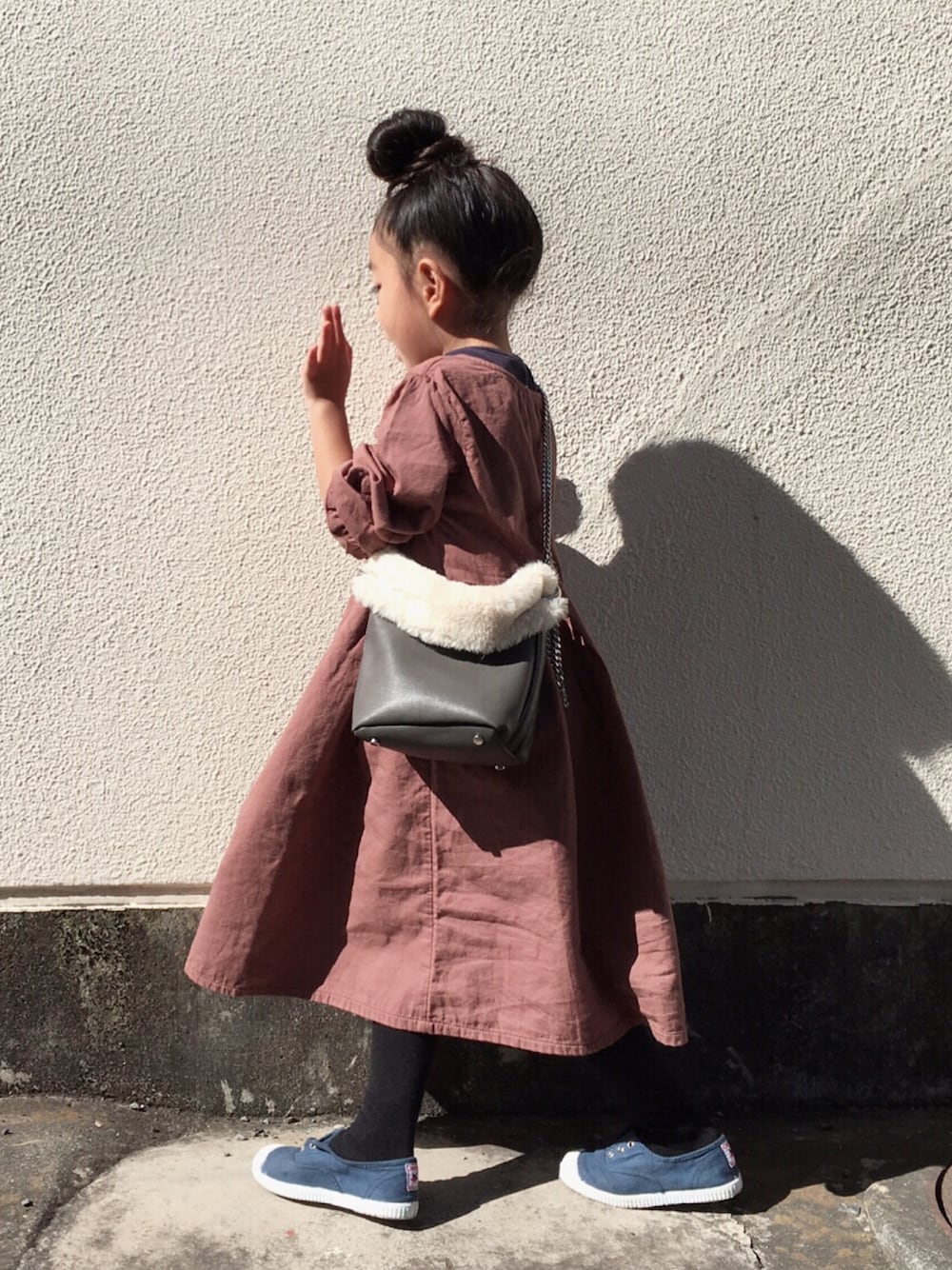 「秋冬、ワンピース、ファーバッグ、キッズファッション、キッズコーデ、kids、おだんごヘアー」｜「kids recipeのアイテム（ワンピース、ピンク系）」を使った、memeさん（キッズ・110cm）の秋コーディネートの1枚目の写真