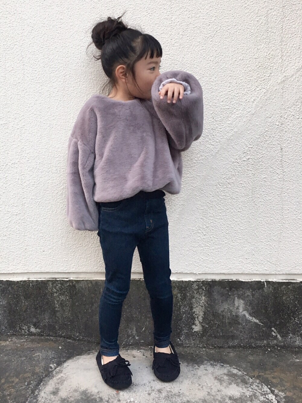 「秋のコーデ、kidsfashion、冬、ファー、5歳、キッズコーデ、もこもこ」｜「urban cherryのアイテム（トップス、グレー系）」を使った、memeさん（キッズ・110cm）の秋コーディネートの1枚目の写真