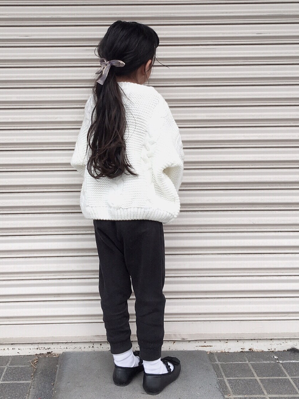 「シンプルコーデ、おんなのこ、キッズコーデ、韓国子供服、ケーブルニット、ニット、白、ホワイト、ゆるふわ」｜「urbancherryのアイテム（ニット/セーター、ホワイト系）」を使った、memeさん（キッズ・110cm）の秋コーディネートの1枚目の写真