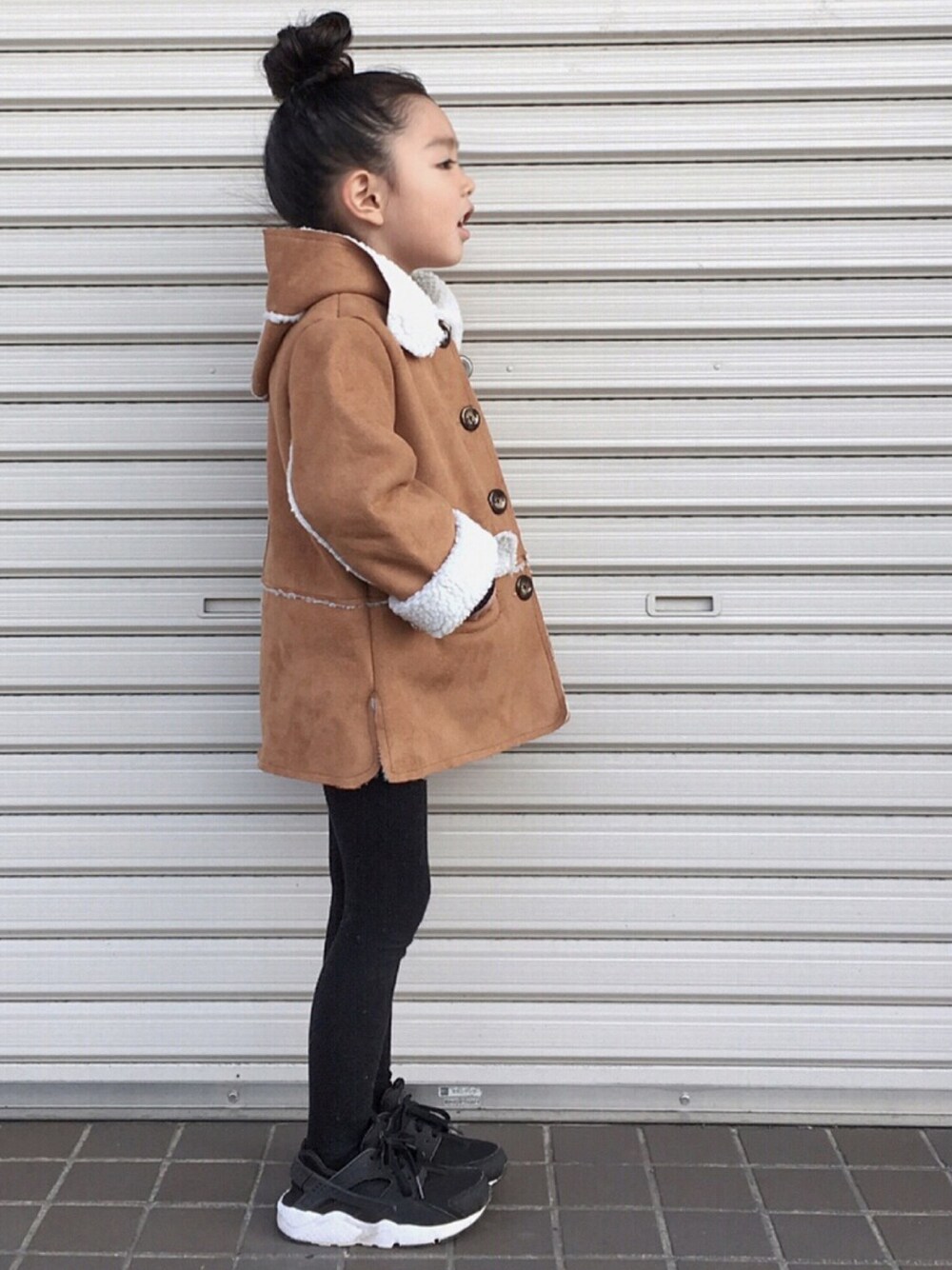 「kids、シンプル、キッズファッション、おんなのこ、ムートンコート、ムートン、アウター、ナイキ、ハラチ、NIKE」｜「chaisy styleのアイテム（ムートンコート、ブラウン系）」を使った、memeさん（キッズ・110cm）の冬コーディネートの1枚目の写真