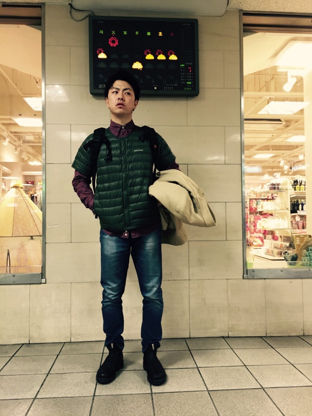 「A.P.C.のアイテム（ステンカラーコート、ベージュ系）」を使った、yuji morimotoさん（メンズ・175cm）の冬コーディネートの1枚目の写真