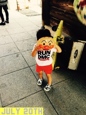 「アイテム（デニムパンツ、レッド系）」を使った、N U T Sさん（キッズ・80cm）の夏コーディネート