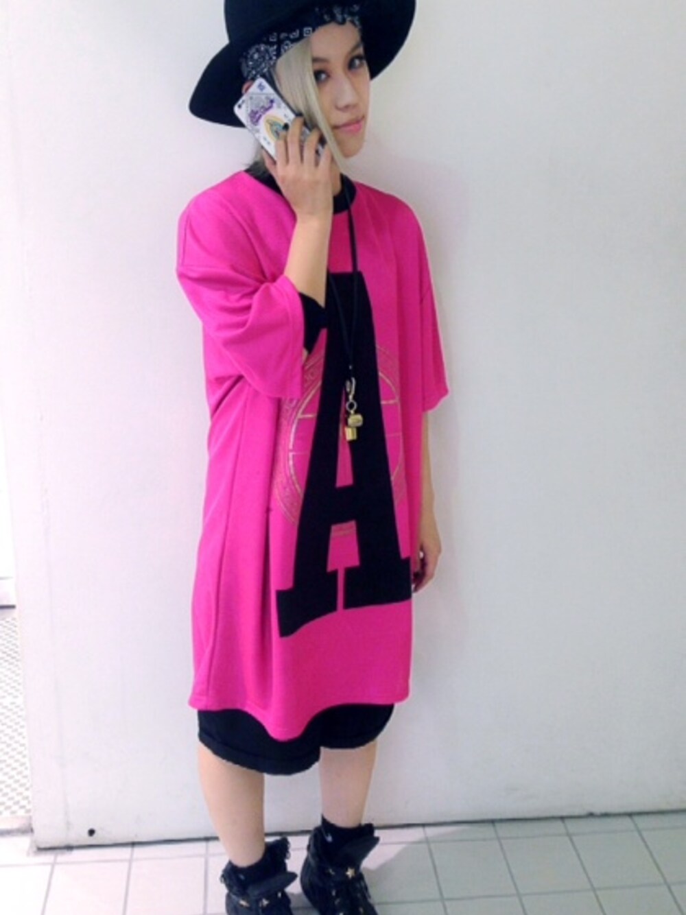 「black、GIVENCHY、バンダナ、hat、ペイズリー、iPhoneケース、AMBUSH、Gizmobiesplayland(Gizmobiesplayland)、pink、astrid Andersen」｜「７THREE [MARIA GOLD]（その他小物、ホワイト系）」を使った、Gizmobies playlandさん（レディース・160cm）の秋コーディネートの1枚目の写真