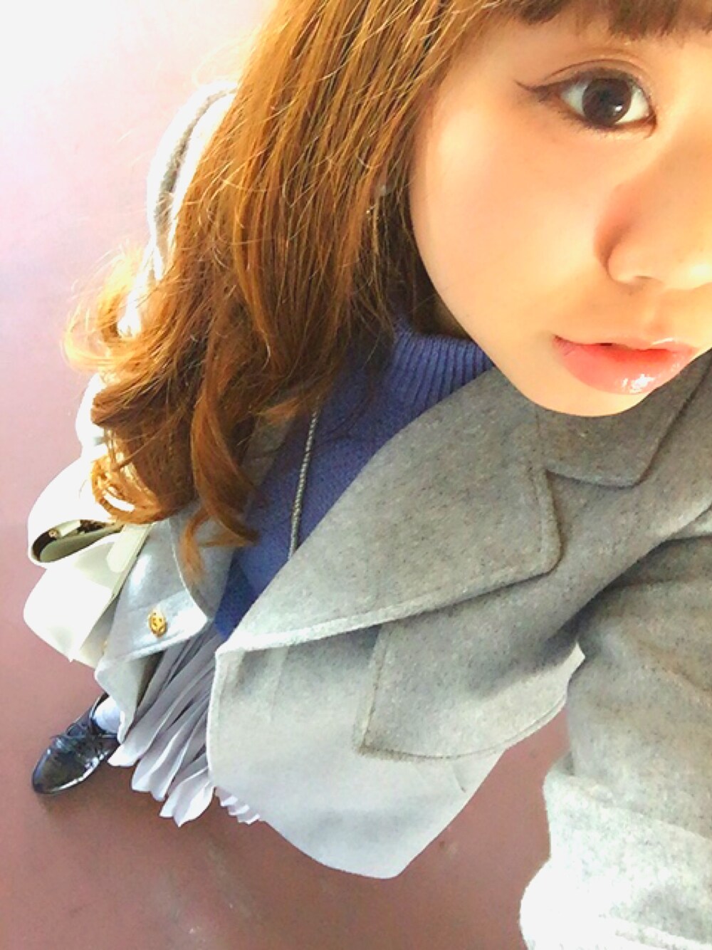 「Q♥︎、URBAN RESEARCH、ケーブルニット、プリーツスカート、ワントーンコーデ、休日スタイル」｜「Qのトレンチックガウンコート（トレンチコート、グレー系）」を使った、ゆん⍤⑅さん（レディース・150cm）の冬コーディネートの1枚目の写真