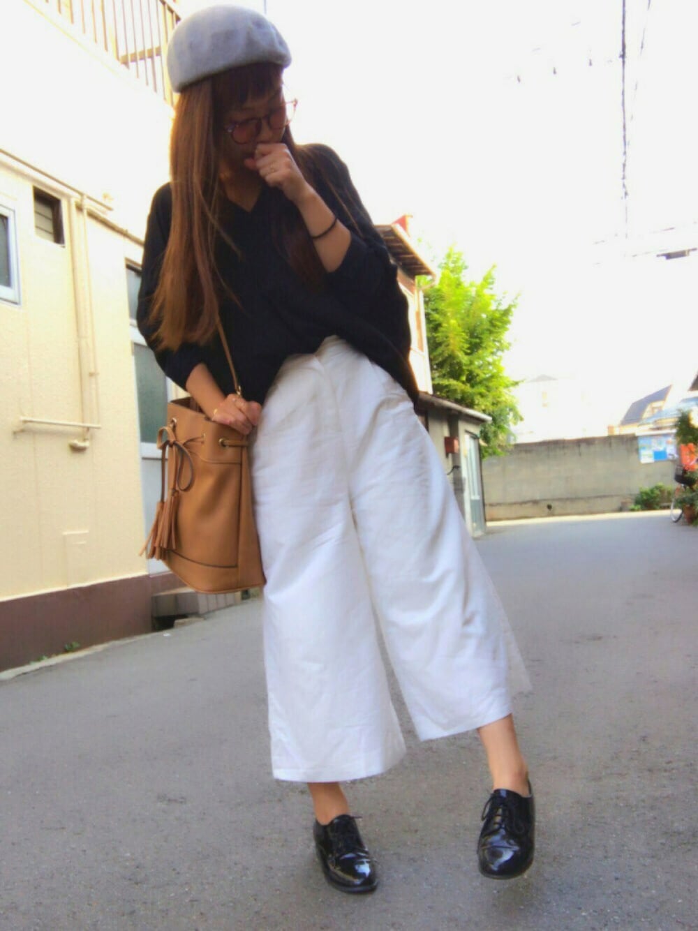 「シャツスタイル、ワイドパンツ、ベレー帽、ドレスシューズ、ゴールドアクセ、モノトーン、秋のコーデ、ゆるコーデ、休日スタイル、子供カジュアル👧🏻💕」｜「JEANASISのフロントタックVシャツ/727690 （シャツ/ブラウス、ブラック系）」を使った、ゆん⍤⑅さん（レディース・150cm）の秋コーディネートの1枚目の写真