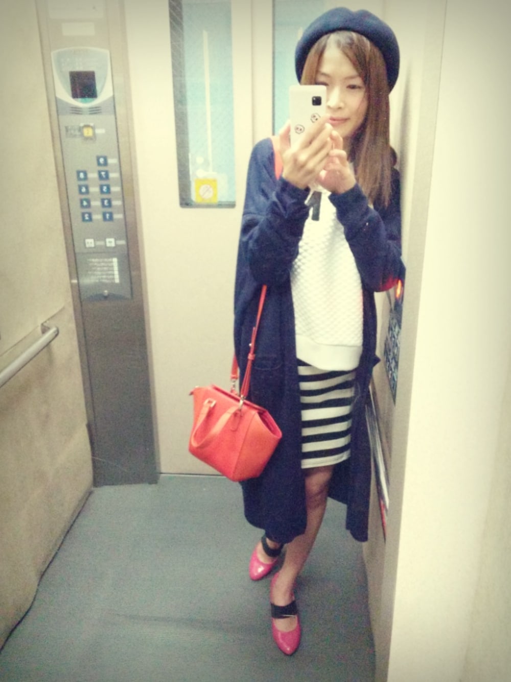 ホワイト系のスウェット、ブルー系のニット/セーター、その他のスカートを着用したレディースの秋コーディネートの1枚目の写真