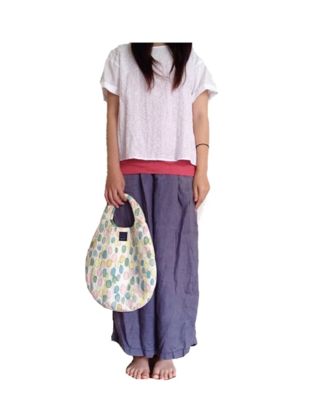 ホワイト系のシャツ/ブラウスを着用したレディースの夏コーディネートの1枚目の写真