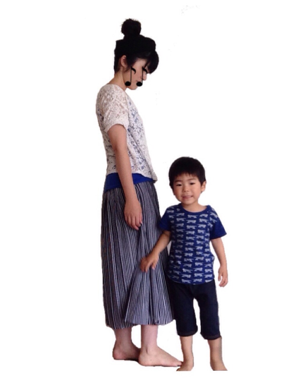 ブルー系のTシャツ/カットソーを着用したレディースの夏コーディネートの1枚目の写真